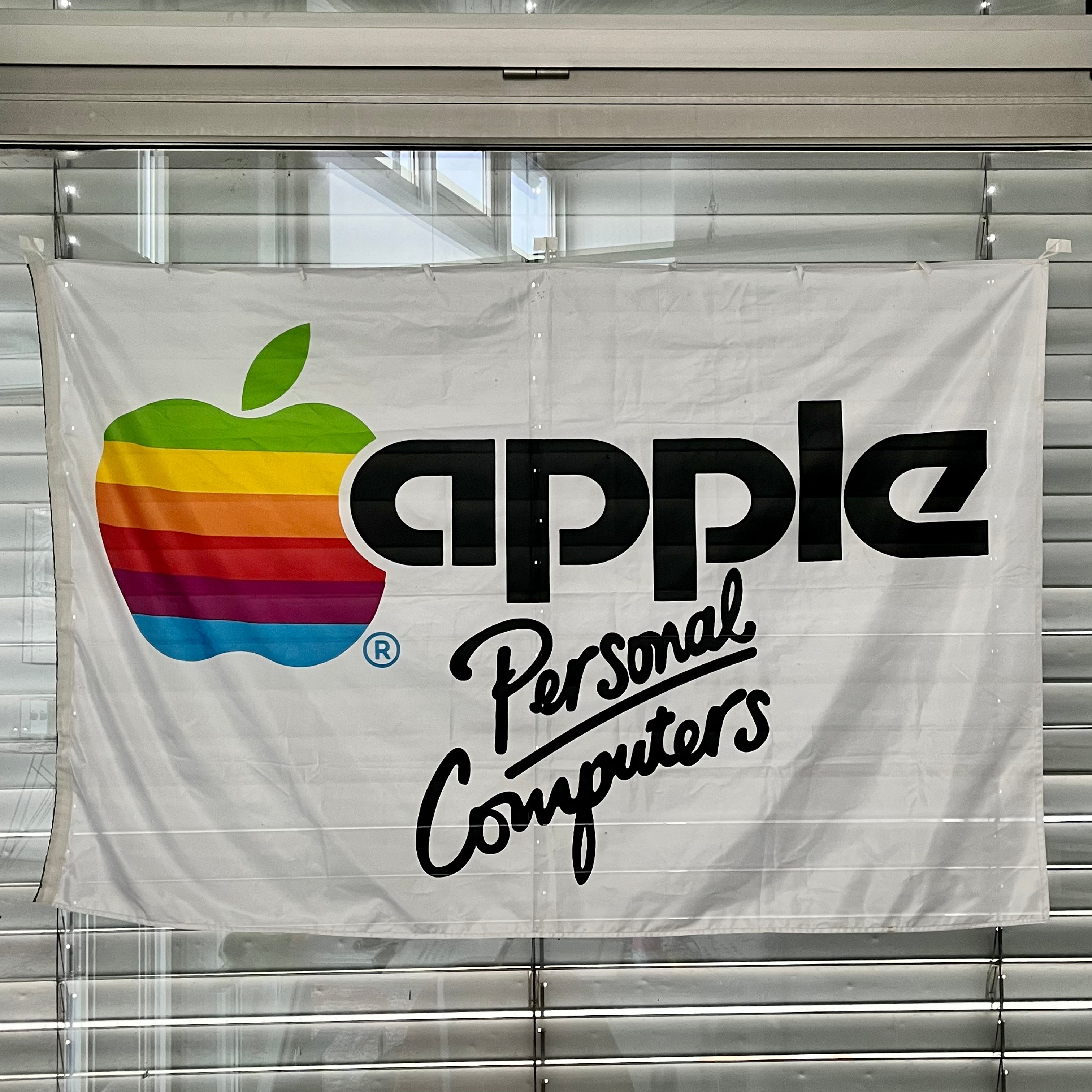 A Retro Computer Collectors Dream: Interview With Vintage Apple Store ...