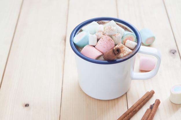 Cozy hot chocolate cocktail with pastel marshmallows, the Aisle 8 vaporwave drink pairing on Vapor95 Darknet.